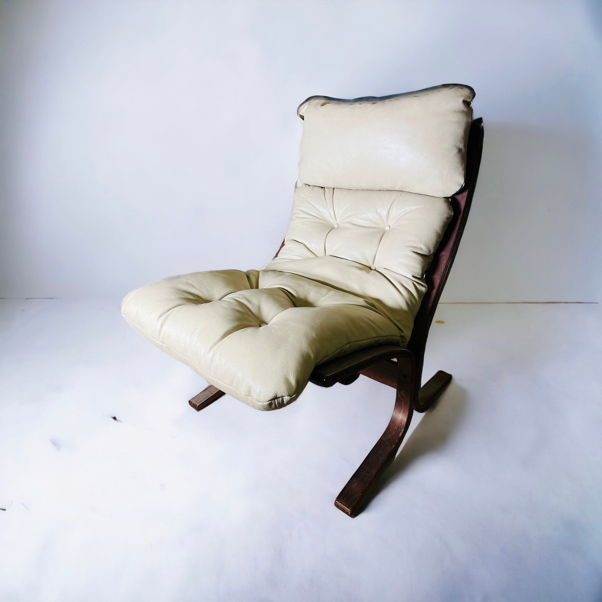 1960s Westnofa Cream Siesta Leather Chair (VINTAGE)