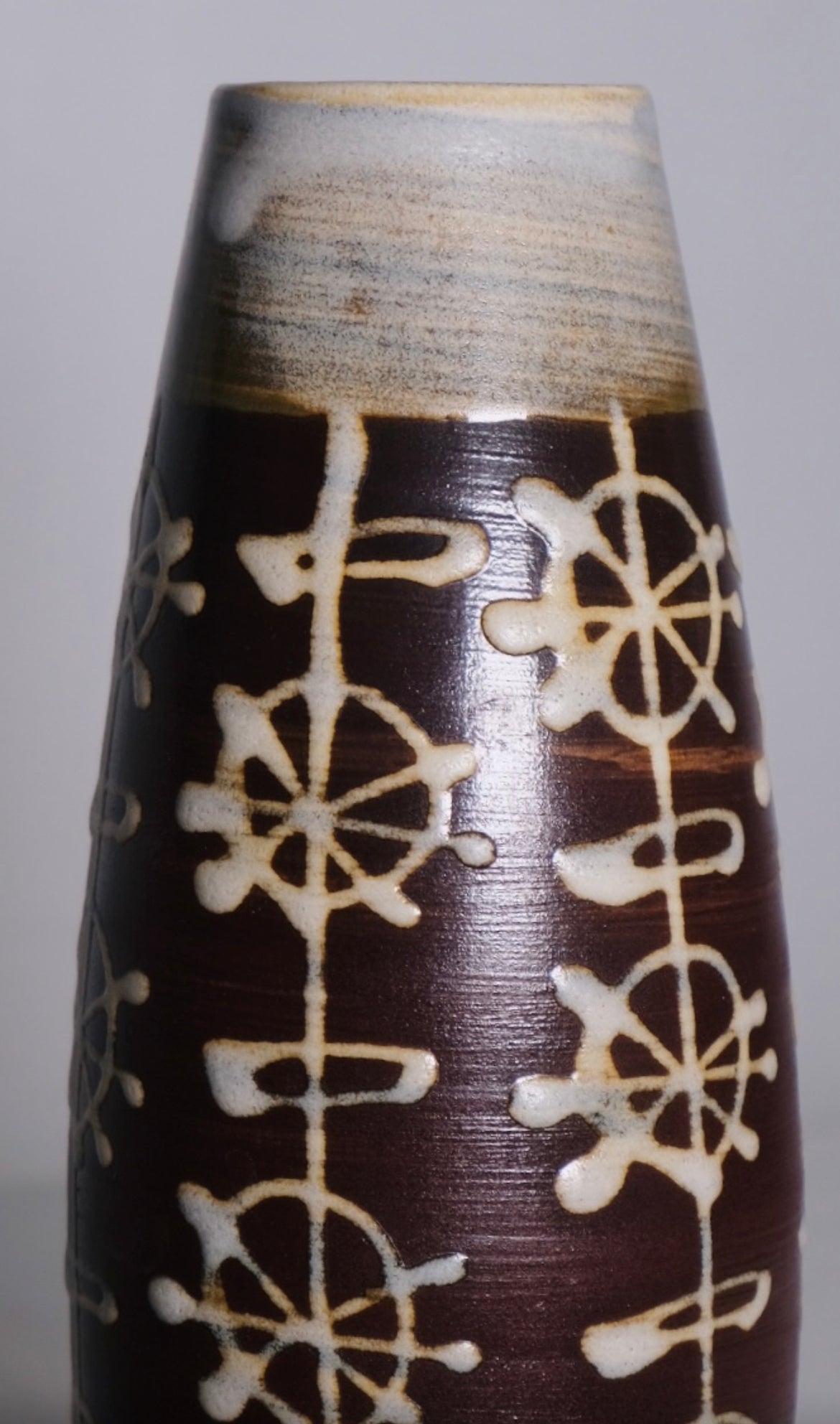 Peruvian Brown/Cream pottery Vase (Vintage)
